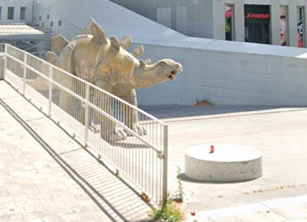 Um homem foi encontrado morto dentro da estátua de dinossauro na cidade de Santa Coloma de Gramenet — Foto: Reprodução/Google Maps