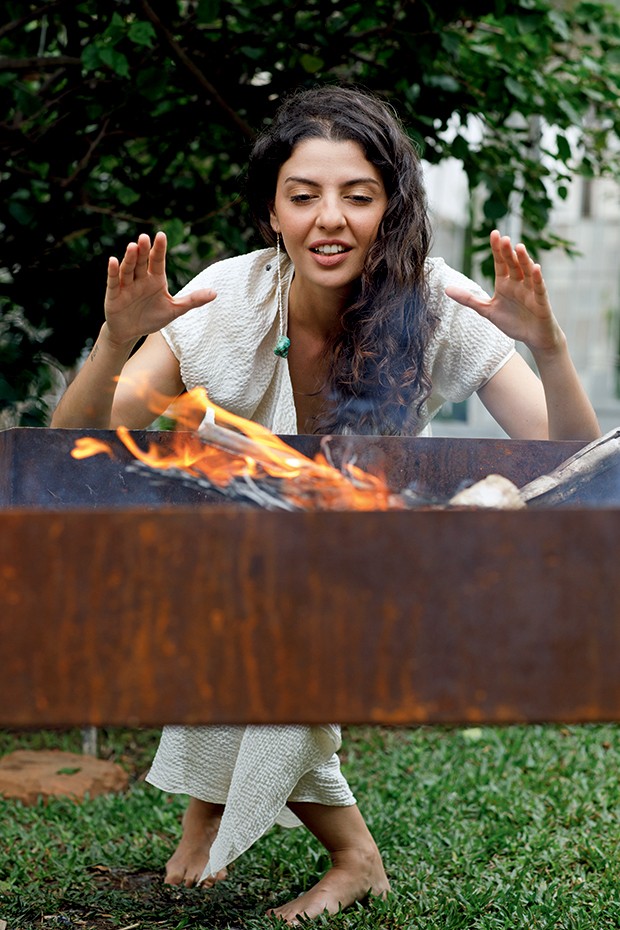 Raphaela Barcalla faz um ritual com fogo (Foto: Carol Gherardi)