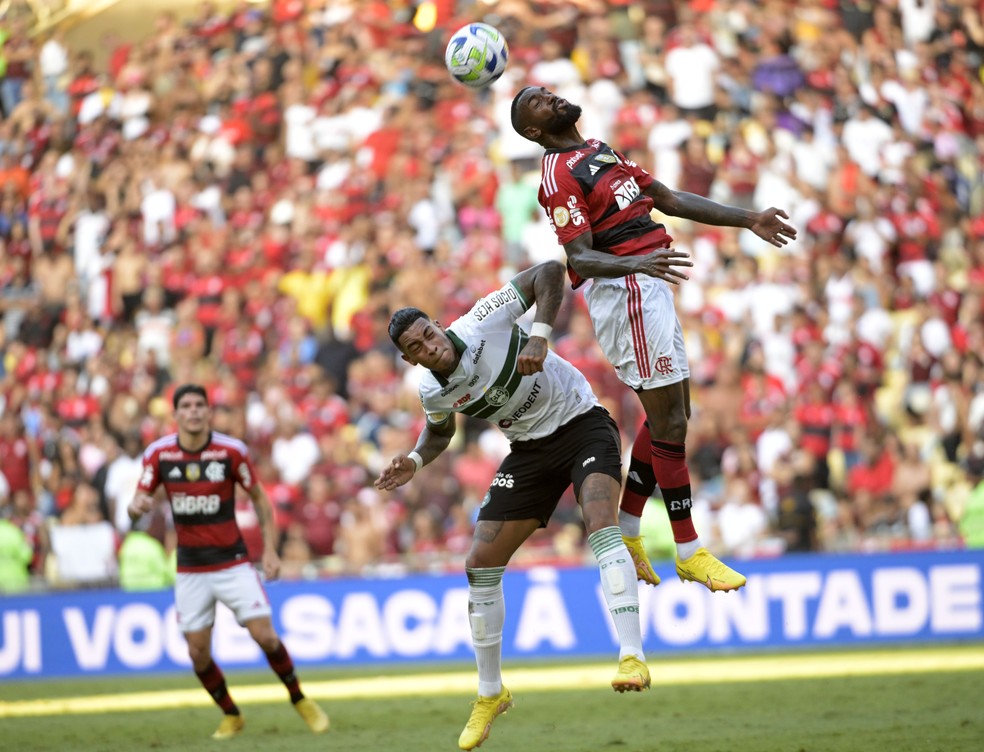 Gerson disputa a bola com Alef Manga &mdash; Foto: Andr&eacute; Dur&atilde;o