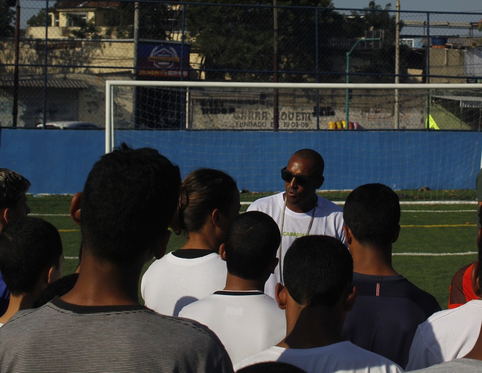 Douglas Silva, com o time da Vila Vintém, que vai jogar a Taça das Favelas — Foto: Ronald Lincoln Jr./ge
