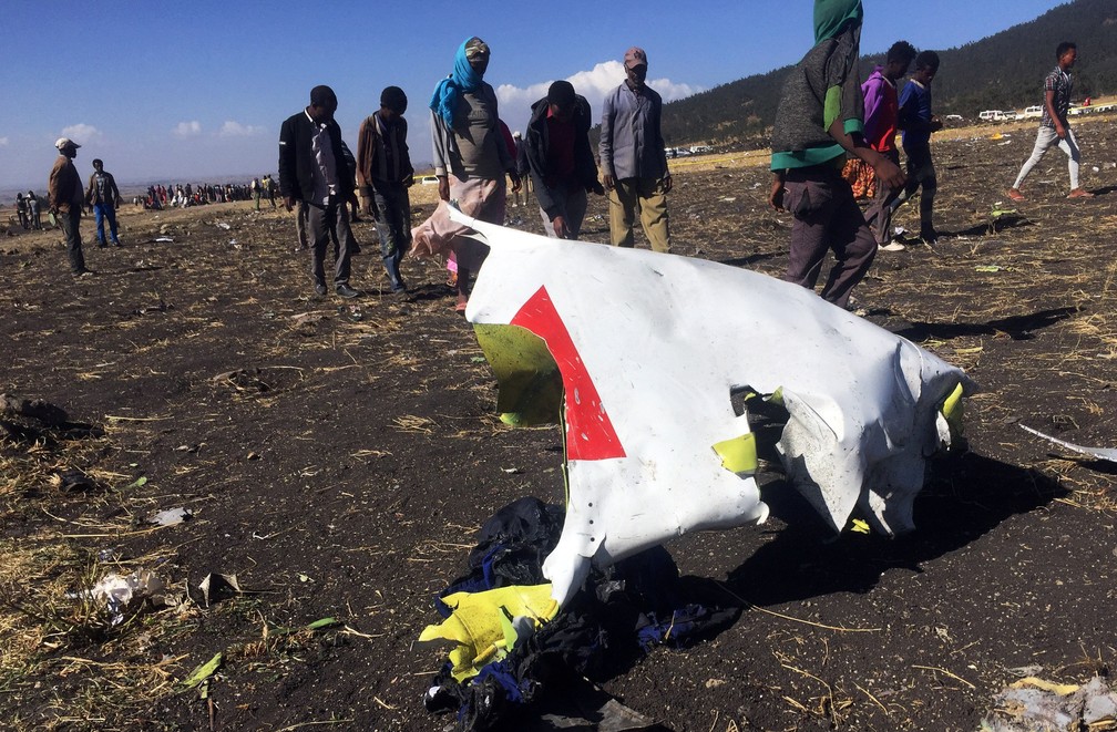 Pedaço da fuselagem do avião é visto no local do acidente — Foto: Tiksa Neger/Reuters