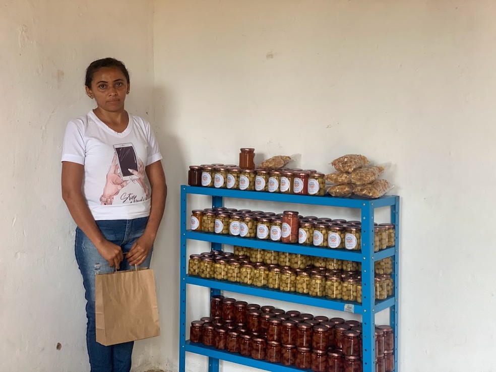 Agricultora Tota Cavalcante junta dinheiro que ganha pelo trabalho no instituto, para estudar no futuro  — Foto: Caroline Rangel/TV Globo