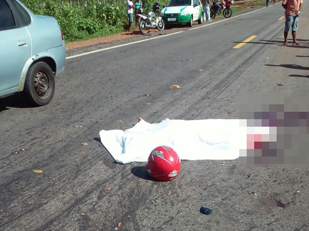 Mulher morreu no local do acidente (Foto: Divulgação/PM)