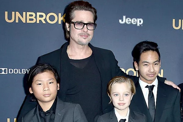 Brad Pitt com os filhos Pax Thien, Shiloh e Maddox (Foto: Getty Images)