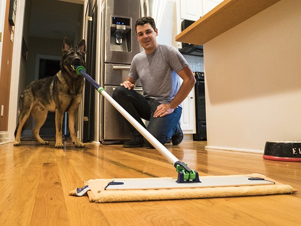Cachorro mordono! Baron gosta de ajudar com as tarefas domésticas (Foto: Divulgação)