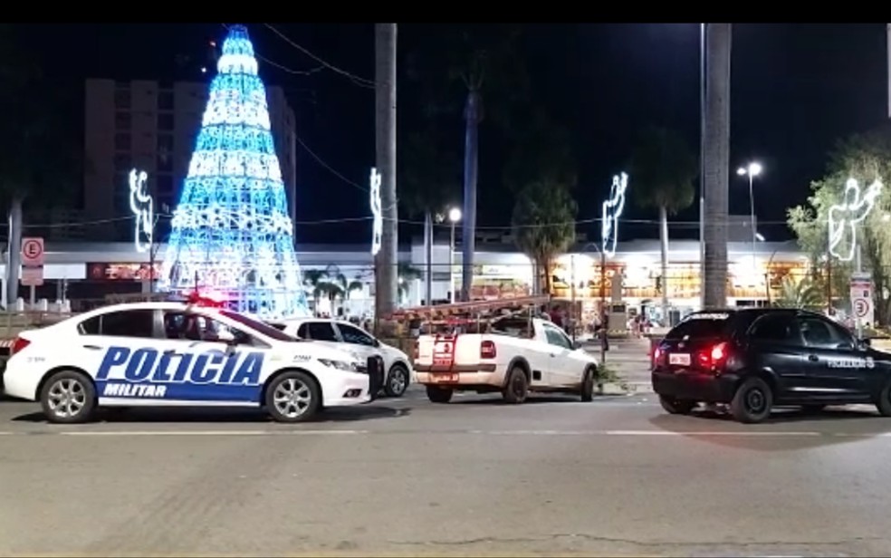 Menina sofre descarga elétrica e morre após tocar em estrutura da decoração de Natal em praça de Caldas Novas  — Foto: Reprodução/TV Anhanguera