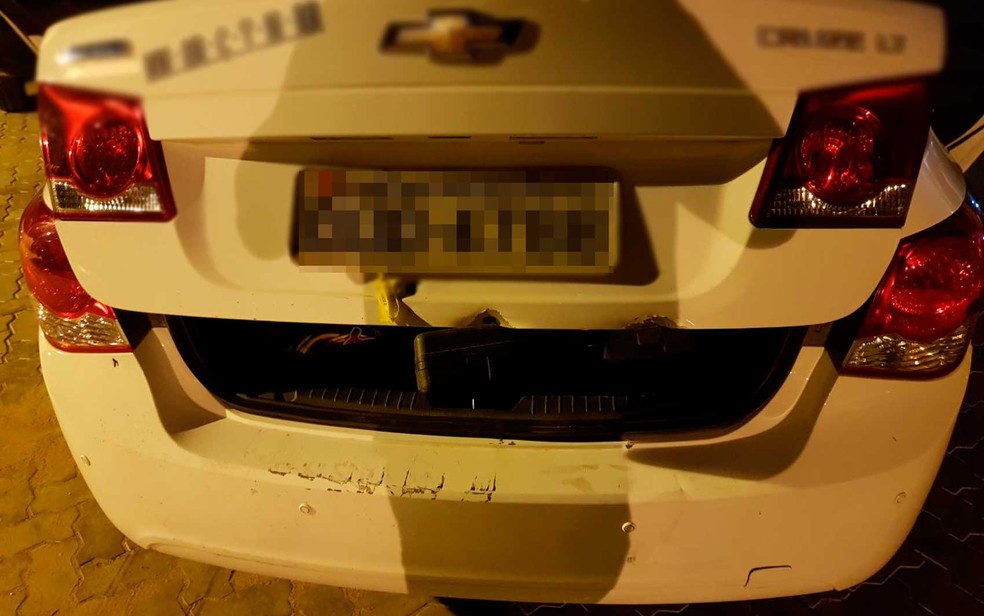 Carro foi atingido por tiros e motorista saiu ileso no oeste da Bahia (Foto: Arquivo Pessoal)