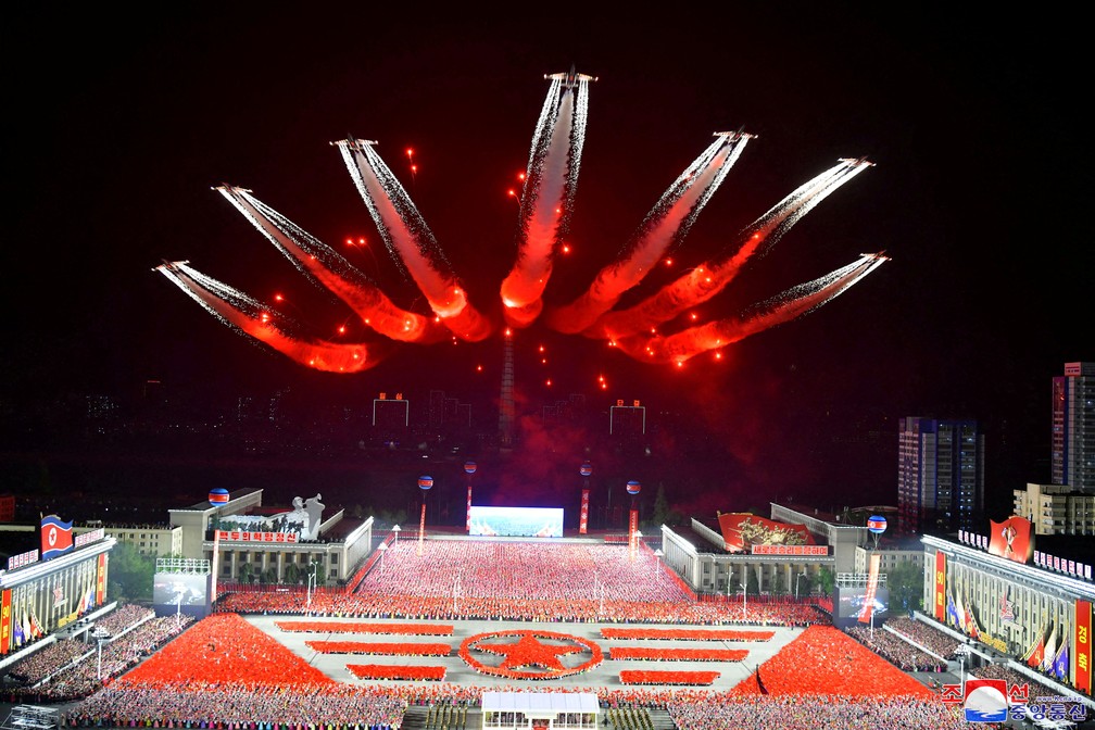 Avi&otilde;es sobrevoam desfile em Pyongyang na noite desta segunda (25) &mdash; Foto: KCNA via Reuters
