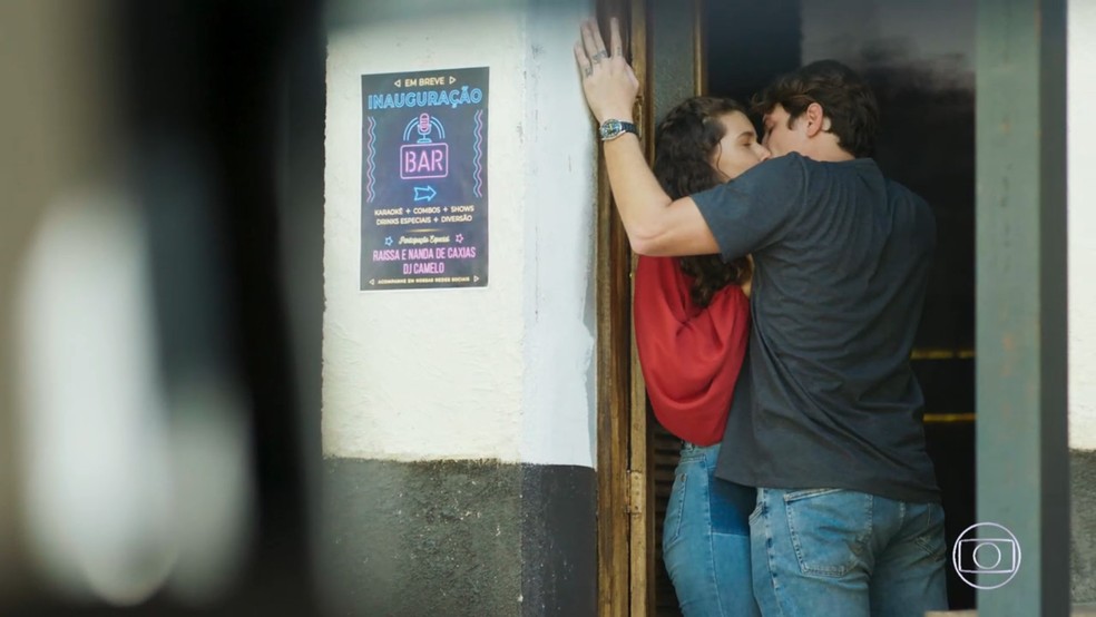 De dentro de um táxi, Leila (Jade Cardozo) vê o beijo de Rui (Romulo Arantes Neto) e Rita (Alanis Guillen), em 'Malhação - Toda Forma de Amar' — Foto: TV Globo