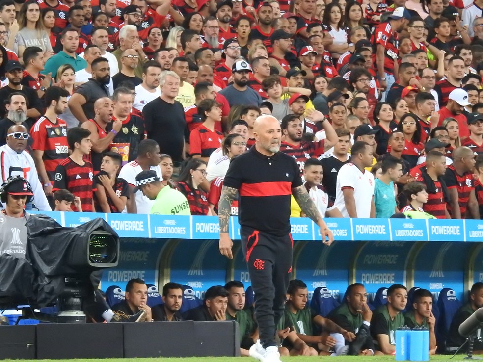 Jorge Sampaoli sa&iacute;a dos limites de sua &aacute;rea t&eacute;cnica constantemente em Flamengo x &Ntilde;ublense &mdash; Foto: Fred Gomes