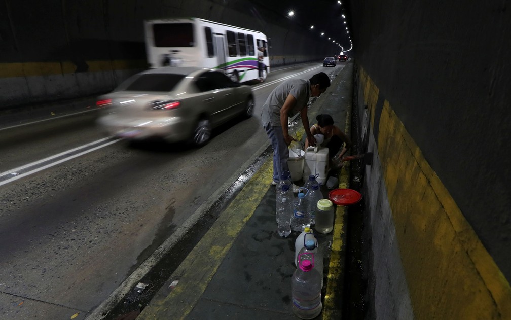 Busca por água tem sido cada vez mais difícil — Foto: Reuters/Ivan Alvarado