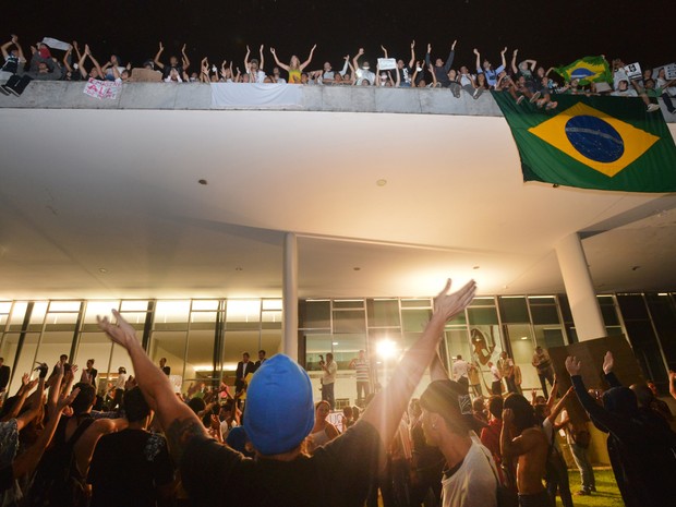 Fachada do Congresso, onde ficam jornalistas, também foi tomada por manifestantes no protesto em Brasília (Foto: Marcello Casal Jr/ABr)