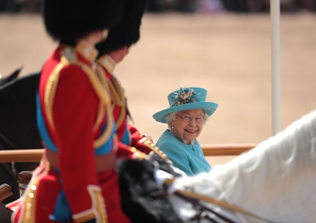 LONDON, ENGLAND - JUNE 09:  Queen Elizabeth II smiles at Prince William, Duke of Cambridge during Trooping The Colour ceremony at The Royal Horseguards on June 9, 2018 in London, England. The annual ceremony involving over 1400 guardsmen and cavalry, is b (Foto: Getty Images)