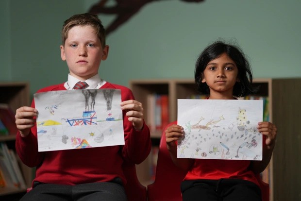 Crianças mostram seus desenhos sobre os oceanos (Foto: Reprodução/The Sun)