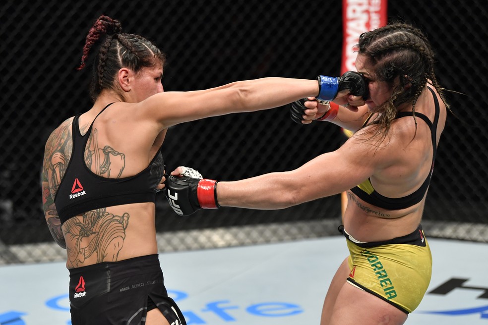 Pannie Kianzad conecta um golpe em Bethe Correia no UFC Whittaker x Till — Foto: Getty Images