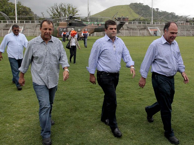 Governador Sérgio Cabral e o Ministro da Integração Nacional, Fernando Bezerra, sobrevoaram as áreas atingidas pela chuva em Xerém (Foto: Marino Azevedo / Governo do Estado do RJ)