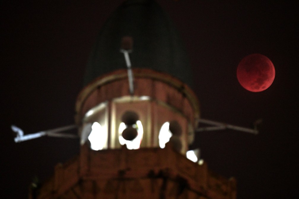 Lua de Sangue durante eclipse perto de mesquita em Kuala Lumpur, na Malásia. (Foto: Mohd Rasfan/AFP)