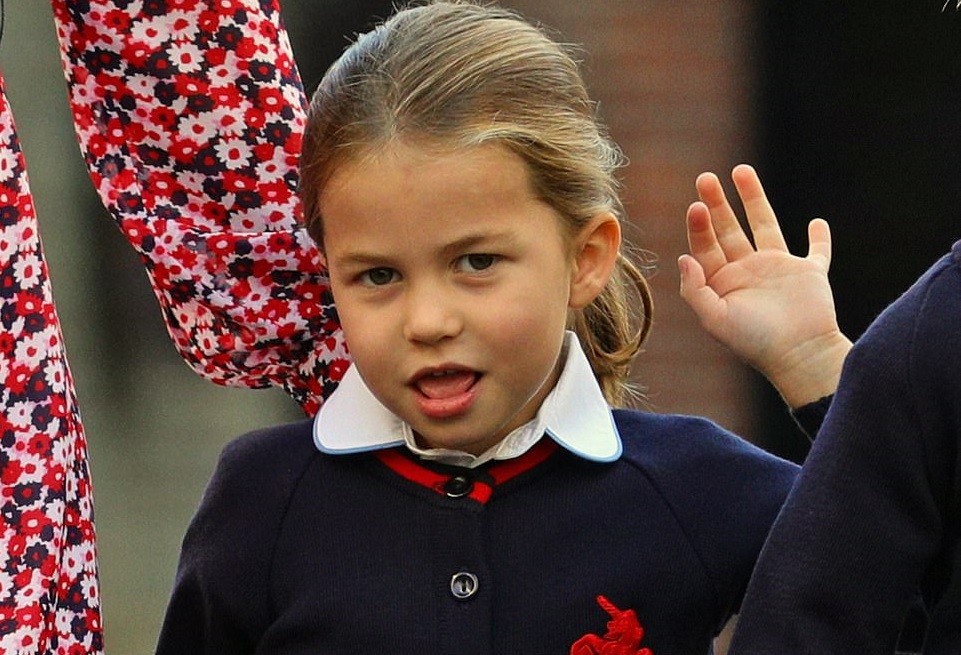 Princesa Charlotte em seu primeiro dia de aula (Foto: Reprodução/Instagram/PA)