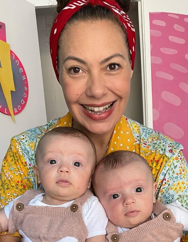 Fabiula Nascimento com os filhos gêmeos, Roque e Raul (Foto: Reprodução Instagram)