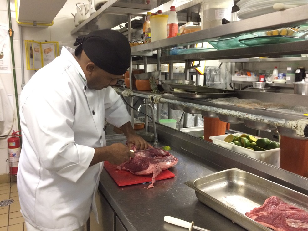 Venezuelano Francisco Zambrano trabalha como cozinheiro em restaurante e já cobre as férias do chefe da cozinha, em Campina Grande — Foto: Érica Ribeiro/G1 PB