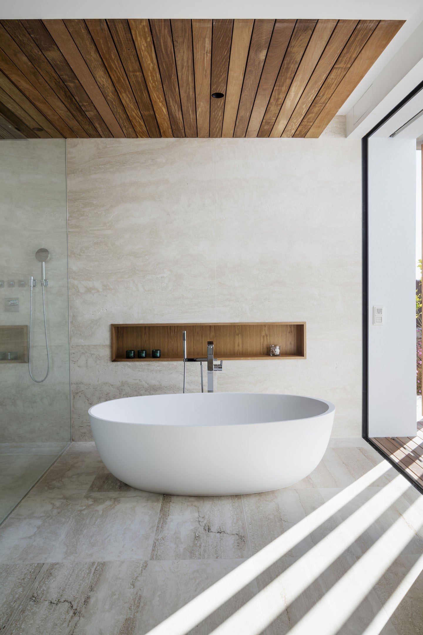 Décor do dia: sala de banho minimalista com teto de madeira (Foto: Divulgação)