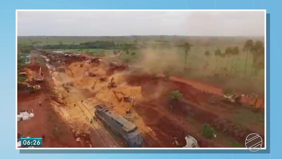 Vagões e carga são retirados de trilho, em Aparecida do Taboado — Foto: Reprodução/TV Morena