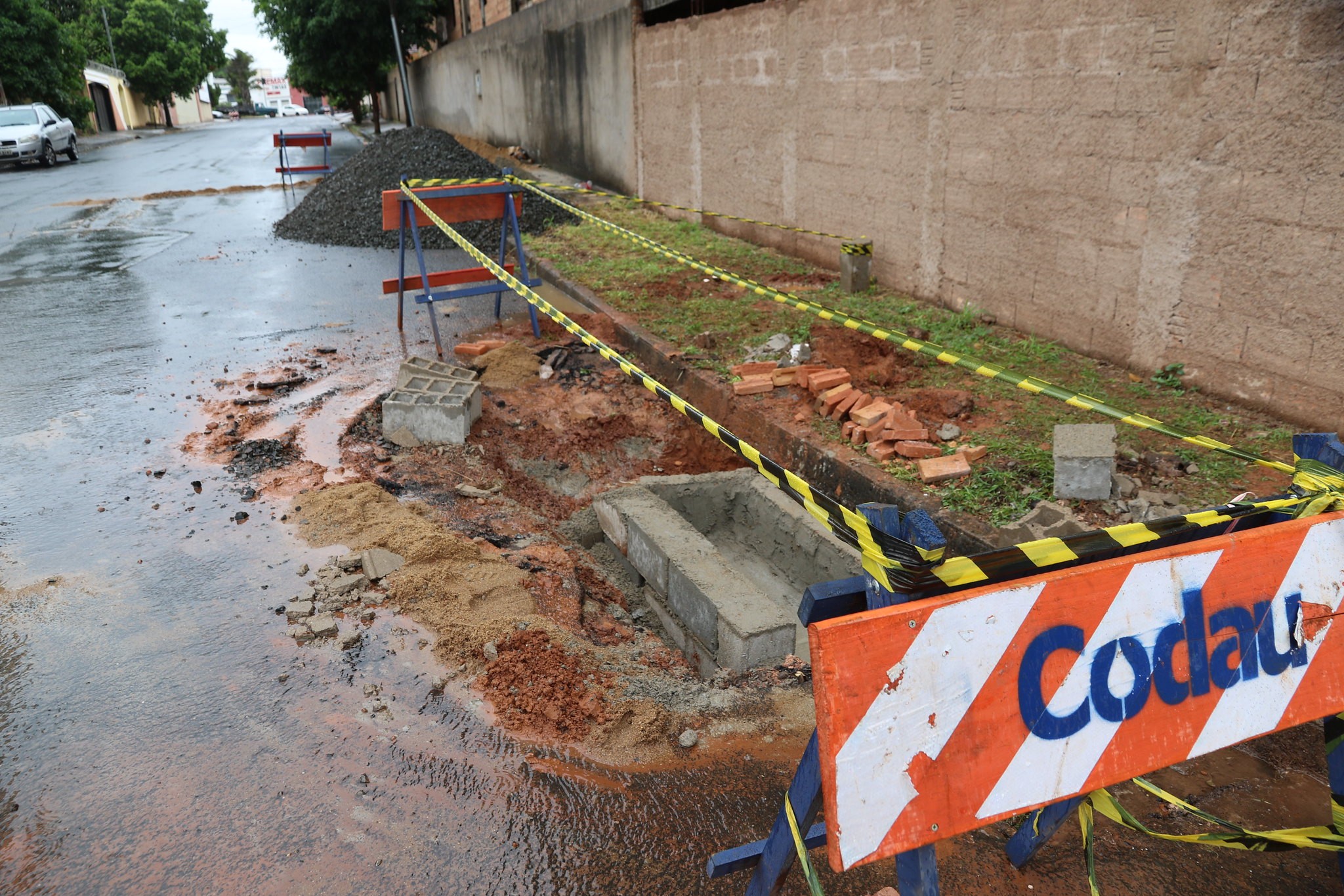 Obra de drenagem pluvial interdita duas ruas do Bairro São Benedito, em Uberaba