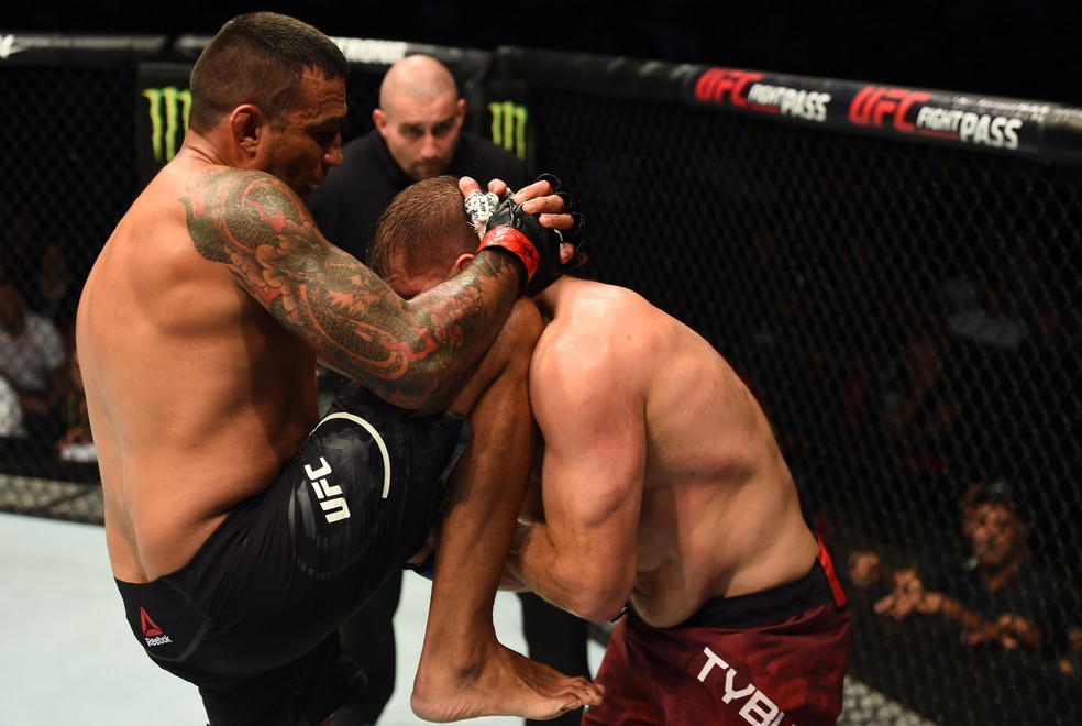 Fabricio Werdum castigou Marcin Tybura com joelhadas no UFC Sydney (Foto: Getty Images)