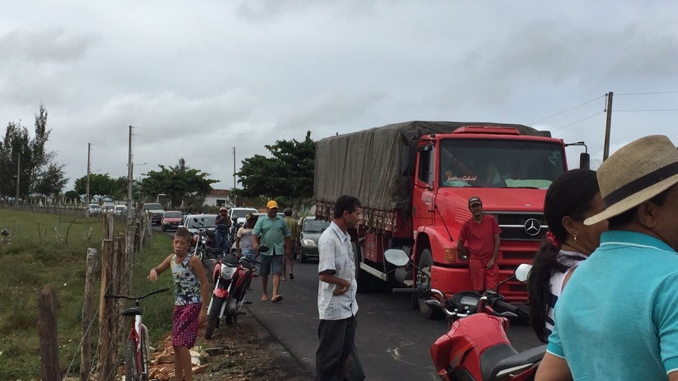 Fila de carros durante o bloqueio na AL 115 em Olho D’água Grande (Foto: Arquivo pessoal)