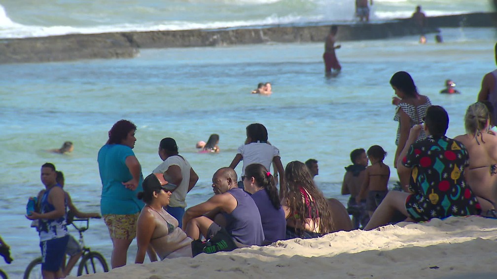 Praia de Boa Viagem, no Recife, teve aglomerações e ausência do uso de máscaras neste domingo (12) — Foto: Reprodução/TV Globo