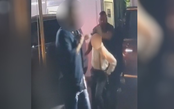 Segurança do cantor Gusttavo Lima aparece em vídeo empurrando fã que esperava para tirar foto na saída do show em Goiânia, Goiás — Foto: Reprodução/Vinicius Oliver