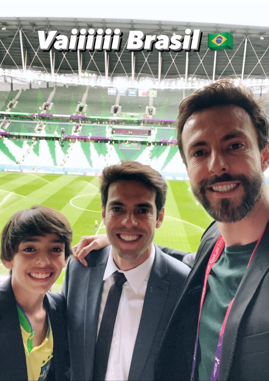 Kaká leva o filho, Luca, e irmão, Rodrigo, para o Catar para assistir ao jogo do Brasil
