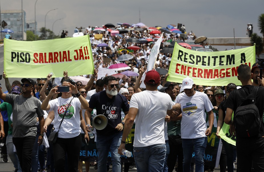 Profissionais da enfermagem em manifestação contra a suspensão do piso nacional da categoria, em Brasília