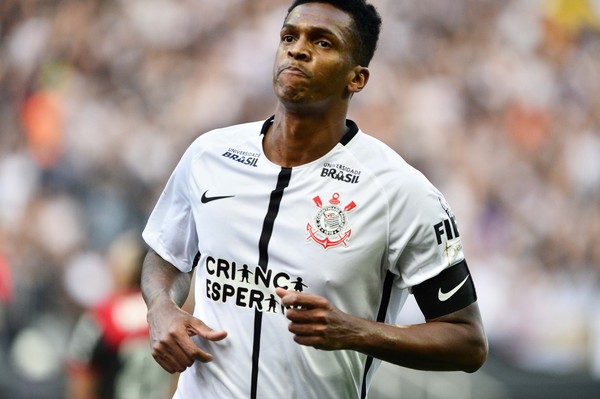 Jô iguala Ronaldo em gols pelo Corinthians e está perto de superar primeira passagem