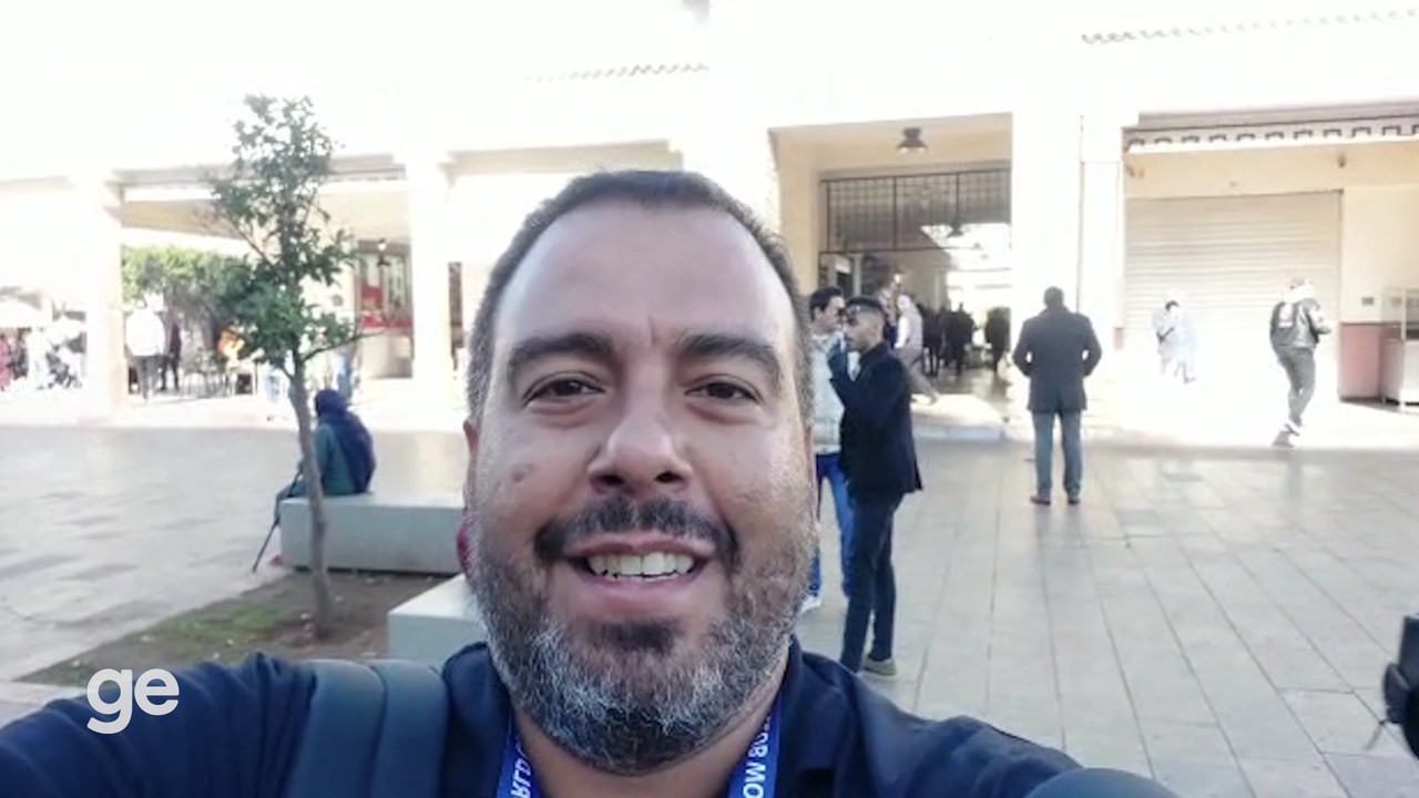 Fred Gomes entrevista Tarik, vendedor marroquino apaixonado por futebol, em Rabat