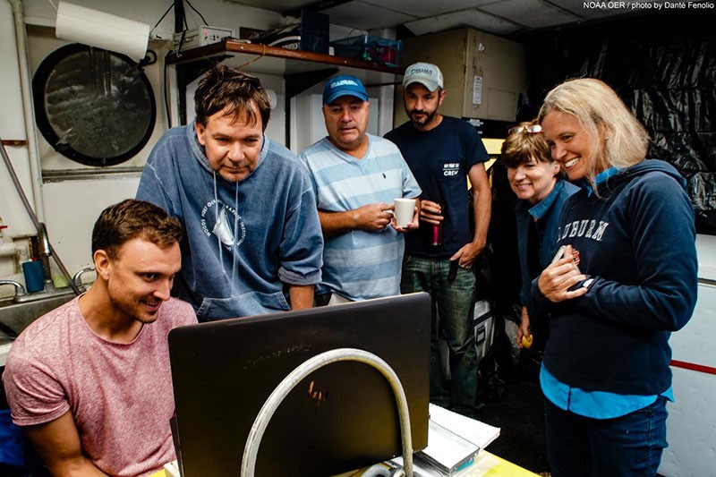 Da esquerda para a direita: Nathan Robinson, Sonke Johnsen, Tracy Sutton, Nick Allen, Edie Widder e Megan McCall (Foto: NOAA Office of Ocean Exploration and Research)