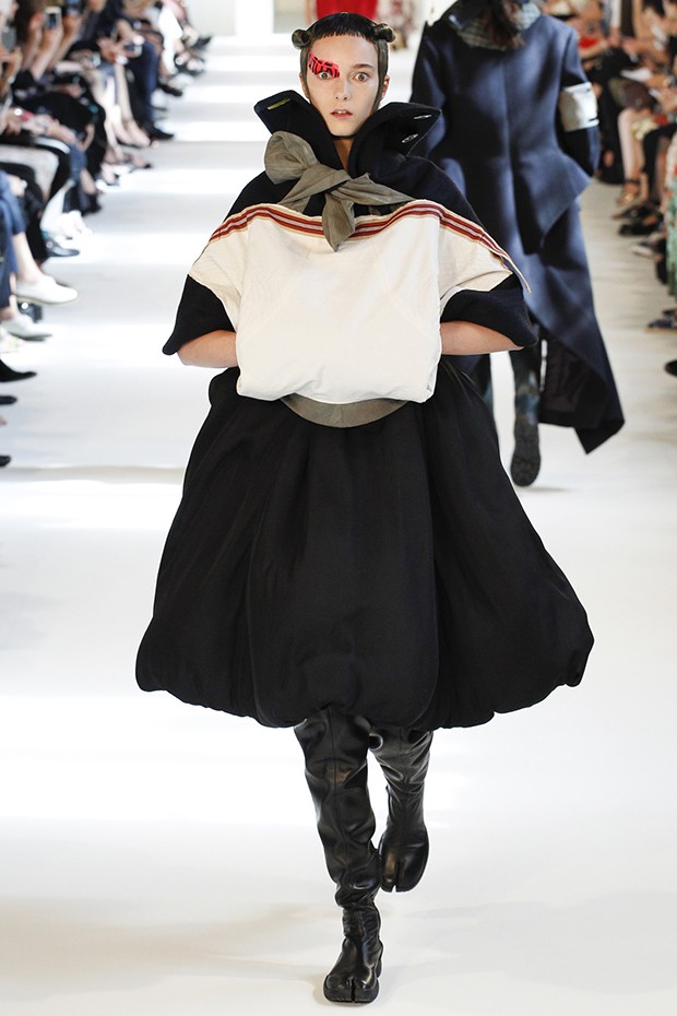 A billowing coat with built-in muff had a faint echo of vintage Margiela (Foto: InDigital)