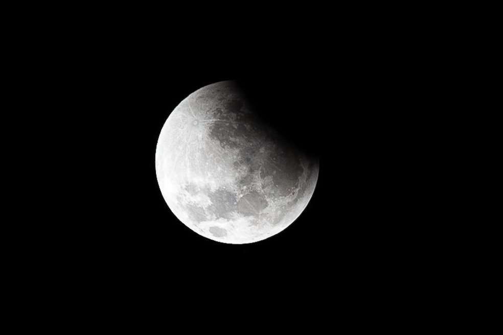 Eclipse da lua visto no ES — Foto: Vitor Jubini - Rede Gazeta