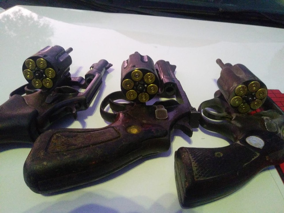 Armas foram apreendidas apÃ³s tiroteio entre suspeitos e policiais em MossorÃ³, RN â€” Foto: PM/DivulgaÃ§Ã£o