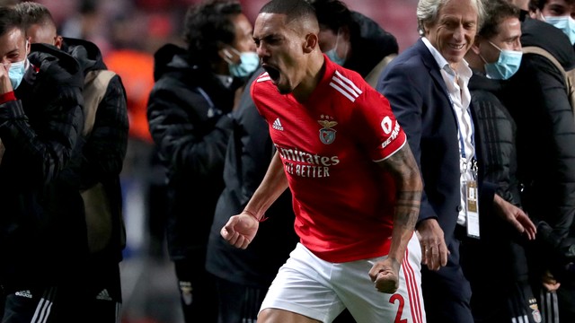 Observado por Jorge Jesus, Gilberto comemora seu gol na vitória do Benfica contra o Dínamo de Kiev
