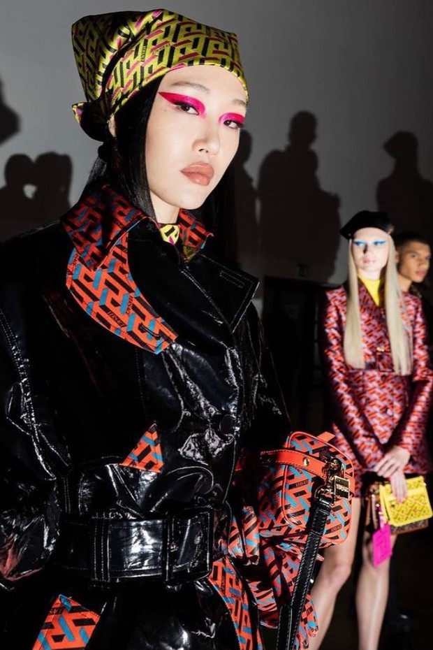 Lenço e bandana: sugestão de modelos para você aderir à tendência - Versace (Foto: Divulgação)