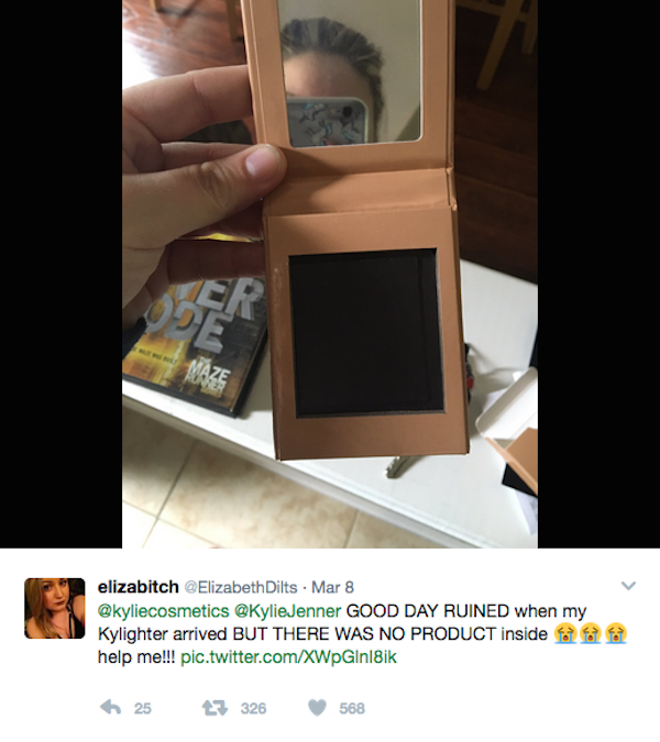 Uma fã reclamando e mostrando a caixa da maquiagem de Kylie Jenner vazia (Foto: Twitter)