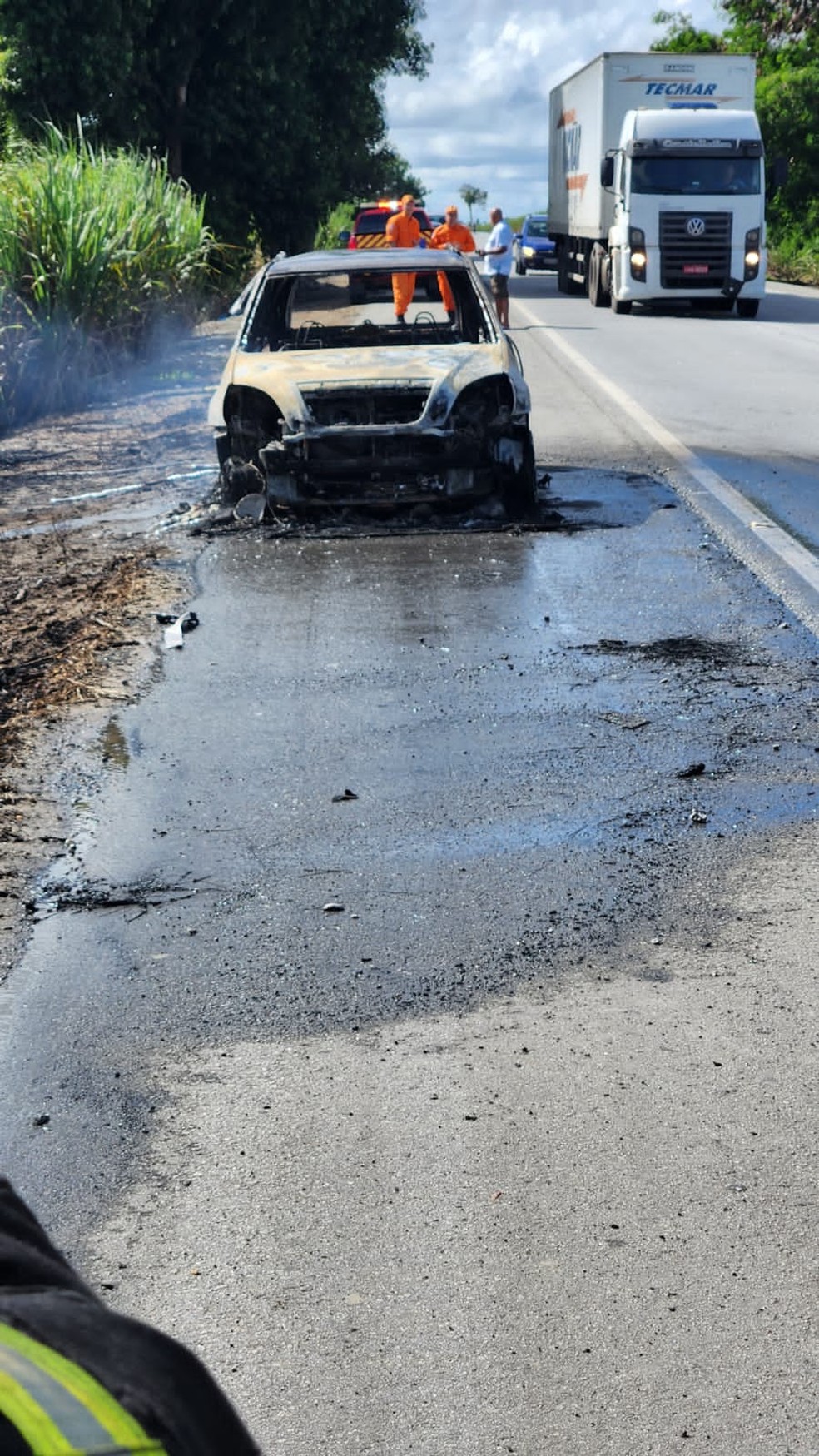 Carro ficou destruído no incêndio  — Foto: Corpo dos Bombeiros