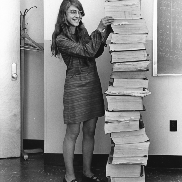 Hamilton ao lado do software de navegação que ela e sua equipe no MIT produziram para o projeto Apollo. (Foto: MIT)