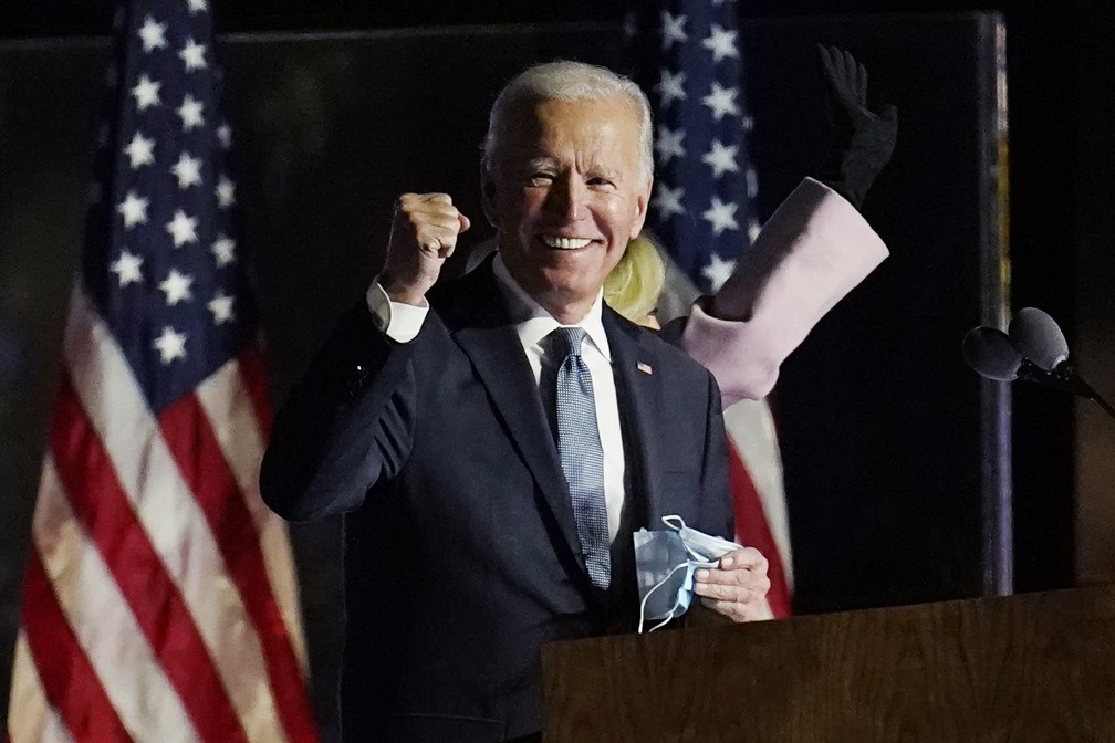 Candidato presidencial democrata Joe Biden fala aos apoiadores em Wilmington, Delaware, na quarta-feira (4)   — Foto: Paul Sancya/AP