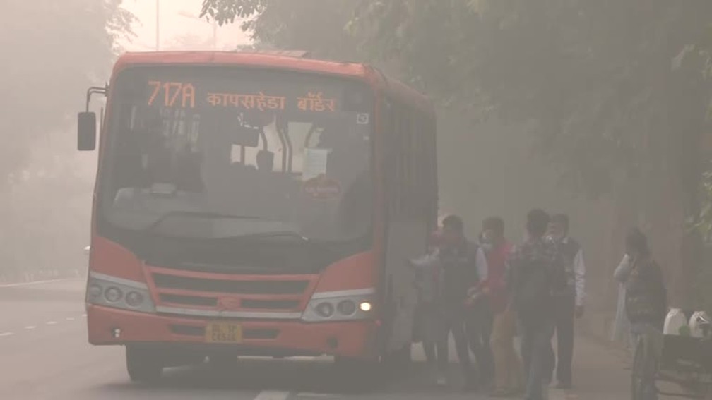 Pessoas entram em ônibus em Nova Délhi em meio a nuvem de poluição em 12 de novembro de 2021 — Foto: Reprodução/Reuters