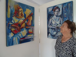 Ivone Silveira observa os quadros (Foto: Cida Santana/G1)