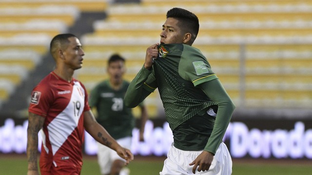 Ramiro Vaca comemora o gol da vitória da Bolívia sobre o Peru