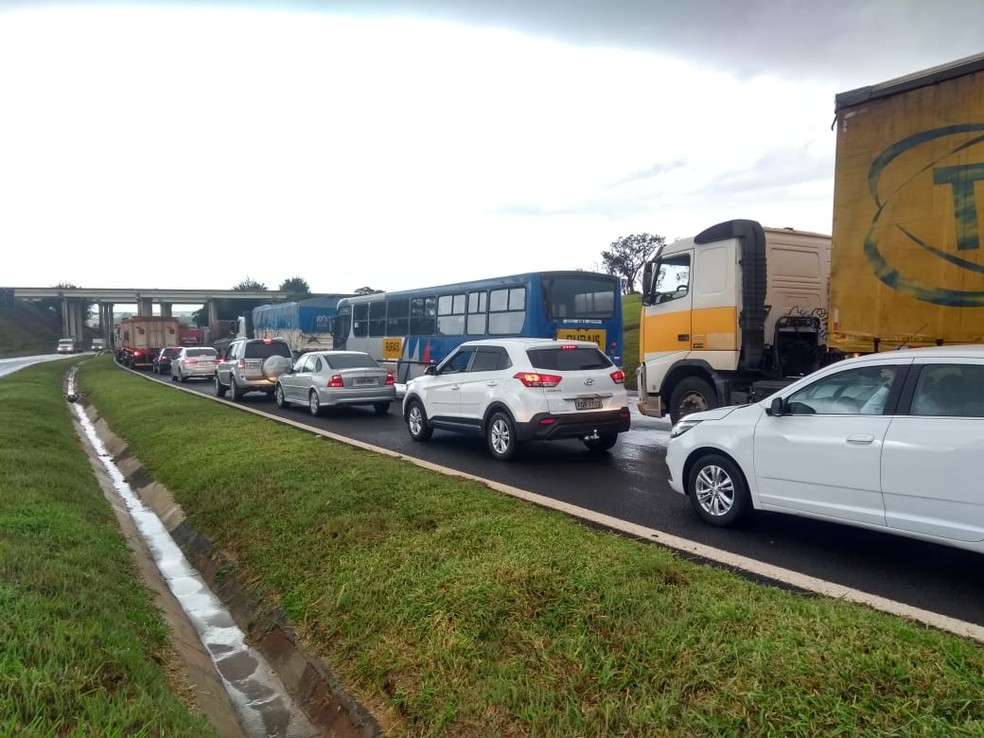 Acidente em Avaré causou congestionamento em rodovia — Foto: Rafael Honorato/TV TEM