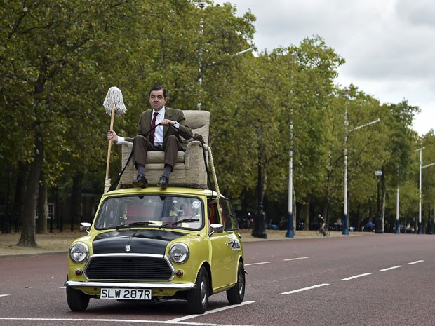 O ator britânico Rowan Atkinson circula sobre seu famoso &#39;minicarro&#39; pela avenida The Mall, importante via de Londres, nesta sexta-feira (4) para comemorar os 25 da série (Foto: Toby Melville/Reuters)